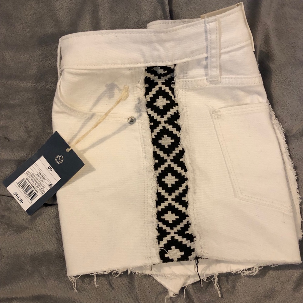 💥NEW White HighRise Short Shorts fun side design - Picture 4 of 5